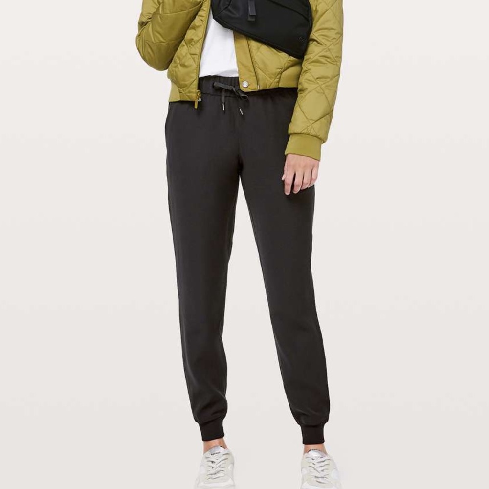 Lululemon women’s On the Fly black jogger pants - size 8